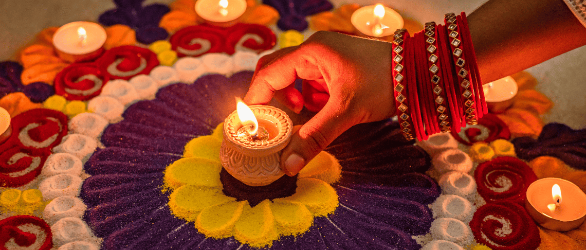 Main qui tient une bougie pour le Diwali